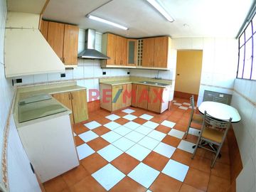 VENDO AMPLIO DEPARTAMENTO FRENTE AL PARQUE- PUEBLO LIBRE