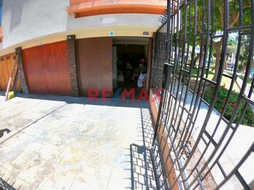 VENDO AMPLIO DEPARTAMENTO FRENTE AL PARQUE- PUEBLO LIBRE