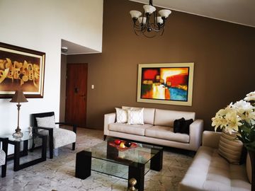Vendo dúplex de 250 m2 y 3 Dorm. frente a parque, Santiago de Surco. US$360,000.00