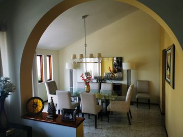Vendo dúplex de 250 m2 y 3 Dorm. frente a parque, Santiago de Surco. US$360,000.00