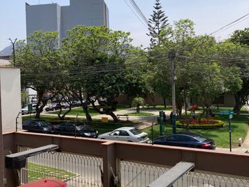 Vendo dúplex de 250 m2 y 3 Dorm. frente a parque, Santiago de Surco. US$360,000.00