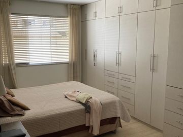Vendo dúplex de 250 m2 y 3 Dorm. frente a parque, Santiago de Surco. US$360,000.00