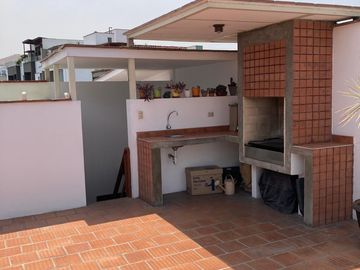 Vendo dúplex de 250 m2 y 3 Dorm. frente a parque, Santiago de Surco. US$360,000.00