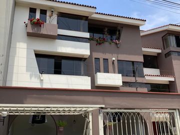 Vendo dúplex de 250 m2 y 3 Dorm. frente a parque, Santiago de Surco. US$360,000.00