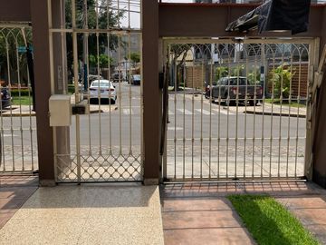 Vendo dúplex de 250 m2 y 3 Dorm. frente a parque, Santiago de Surco. US$360,000.00