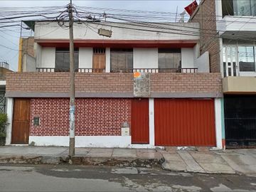 Casa En Venta En El Distrito De Comas