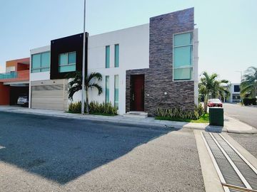 En RENTA Casa con o sin Muebles en Lomas de la Rioja
