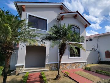 Venta de Casa Via a la Costa Urbanización Terranostra