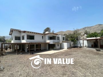 VENTA AMPLIA CASA EN LA PLANICIE / 4 DORMITORIOS CON BAÑO + ESTUDIO EN SÓTANO