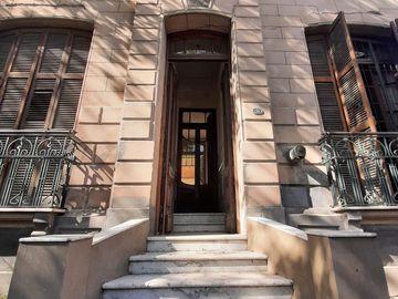 VÓRTICE INMOBILIARIA VENDE CASA EN AV. EMILIO CIVIT, CAPITAL, MENDOZA