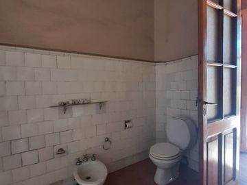 VÓRTICE INMOBILIARIA VENDE CASA EN AV. EMILIO CIVIT, CAPITAL, MENDOZA