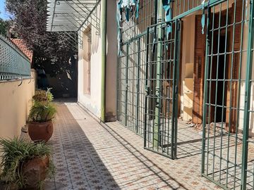 VÓRTICE INMOBILIARIA VENDE CASA EN AV. EMILIO CIVIT, CAPITAL, MENDOZA