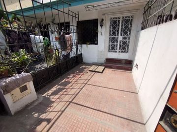 UN DEPARTAMENTO CON BENEFICIOS DE UNA CASA. Venta De Amplio Duplex Con Estacionamiento E Ingreso Privado Desde La Calle