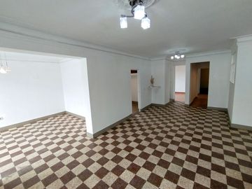 UN DEPARTAMENTO CON BENEFICIOS DE UNA CASA. Venta De Amplio Duplex Con Estacionamiento E Ingreso Privado Desde La Calle