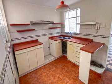 UN DEPARTAMENTO CON BENEFICIOS DE UNA CASA. Venta De Amplio Duplex Con Estacionamiento E Ingreso Privado Desde La Calle