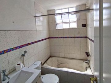 UN DEPARTAMENTO CON BENEFICIOS DE UNA CASA. Venta De Amplio Duplex Con Estacionamiento E Ingreso Privado Desde La Calle