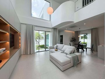Modern 2-storey single house, city location near the airport only 5 km. or travel from the airport in less than 10 minutes.
