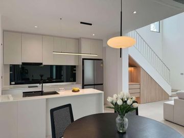 Modern 2-storey single house, city location near the airport only 5 km. or travel from the airport in less than 10 minutes.