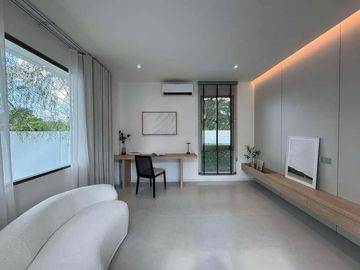 Modern 2-storey single house, city location near the airport only 5 km. or travel from the airport in less than 10 minutes.