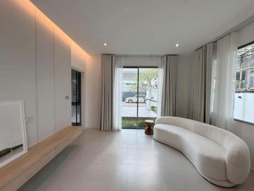 Modern 2-storey single house, city location near the airport only 5 km. or travel from the airport in less than 10 minutes.