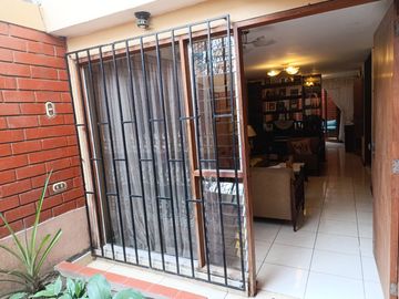 Se Vende Hermosa Y Acogedora Casa De 3 Pisos + Azotea