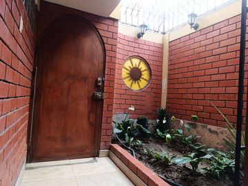 Se Vende Hermosa Y Acogedora Casa De 3 Pisos + Azotea