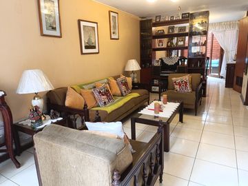 Se Vende Hermosa Y Acogedora Casa De 3 Pisos + Azotea