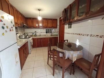 Se Vende Hermosa Y Acogedora Casa De 3 Pisos + Azotea