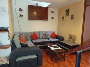 Se Vende Hermosa Y Acogedora Casa De 3 Pisos + Azotea