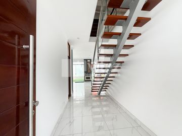 VENDO DUPLEX MODERNO EN LA MOLINA