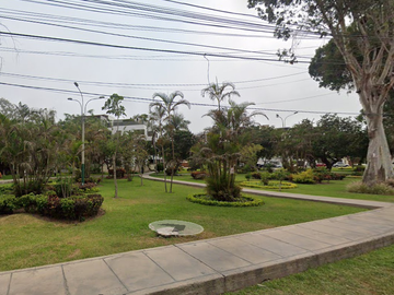 VENDO EXCELENTE TERRENO EN SURCO CON TRES FRENTES VISTA A PARQUE