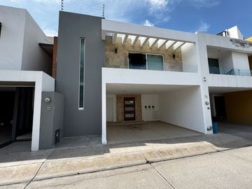 Casa en Venta en Horizontes 2 con Amplio patio.