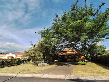 Casa 506 m2. + Terreno 1.926 m2. Sector Buena Esperanza, Tumbaco