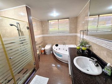 Casa 506 m2. + Terreno 1.926 m2. Sector Buena Esperanza, Tumbaco