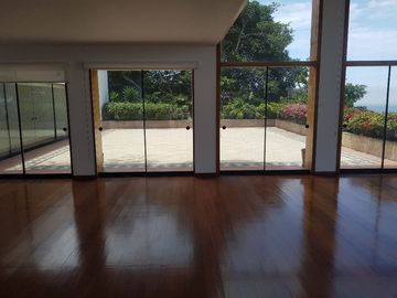 VENDO DPTO DUPLEX  770MTS CON 5 ESTACIONAMIENTOS