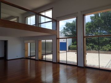 VENDO DPTO DUPLEX  770MTS CON 5 ESTACIONAMIENTOS