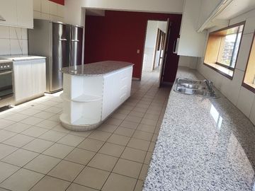 VENDO DPTO DUPLEX  770MTS CON 5 ESTACIONAMIENTOS
