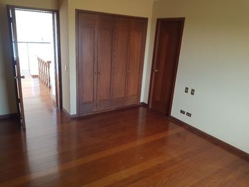 VENDO DPTO DUPLEX  770MTS CON 5 ESTACIONAMIENTOS