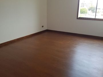 VENDO DPTO DUPLEX  770MTS CON 5 ESTACIONAMIENTOS