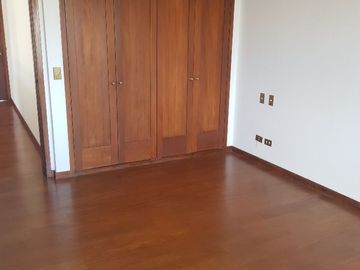 VENDO DPTO DUPLEX  770MTS CON 5 ESTACIONAMIENTOS