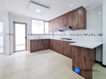 Se vende casa tres habitaciones al sur de la ciudad