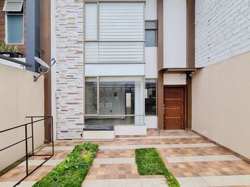 Se vende casa tres habitaciones al sur de la ciudad