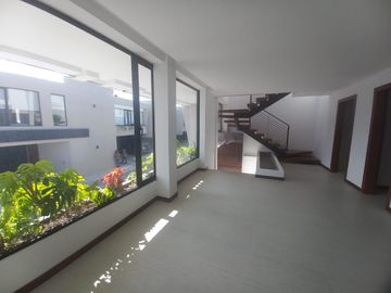 VENTA CASA A ESTRENAR SECTOR  NAYON