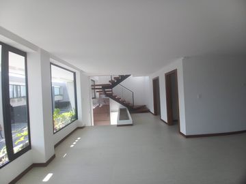 VENTA CASA A ESTRENAR SECTOR  NAYON