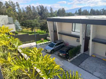 VENTA CASA A ESTRENAR SECTOR  NAYON