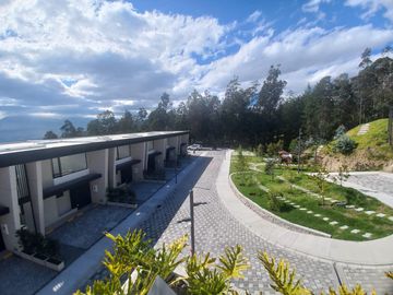 VENTA CASA A ESTRENAR SECTOR  NAYON