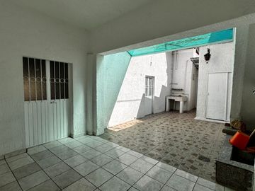CASA EN ZONA CENTRO CON LOCAL PARA NEGOCIO (COLONIA EL RETIRO)
