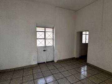 CASA EN ZONA CENTRO CON LOCAL PARA NEGOCIO (COLONIA EL RETIRO)