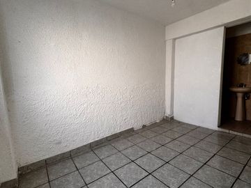 CASA EN ZONA CENTRO CON LOCAL PARA NEGOCIO (COLONIA EL RETIRO)