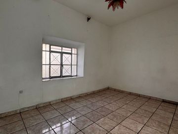CASA EN ZONA CENTRO CON LOCAL PARA NEGOCIO (COLONIA EL RETIRO)